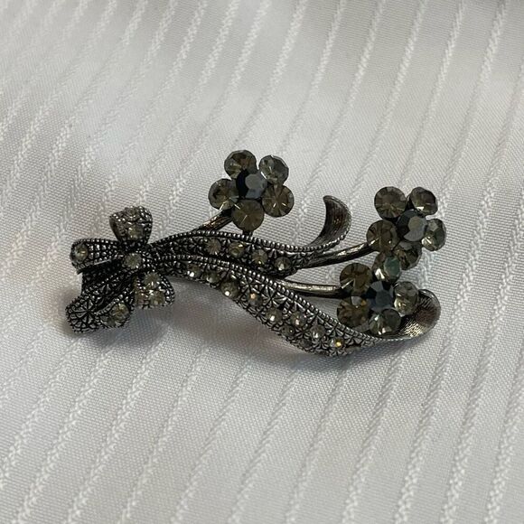 Labella Crystal Flower Bouquet Floral Brooch Signed - Picture 2 of 5